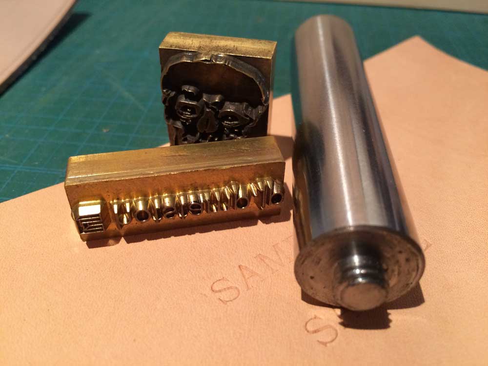 打刻用の打棒を真鍮版にセットして革に刻印してみました。 | hotstamp.jp（ホットスタンプ.JP）
