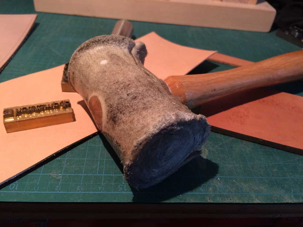 打刻用の打棒を真鍮版にセットして革に刻印してみました。 | hotstamp.jp（ホットスタンプ.JP）